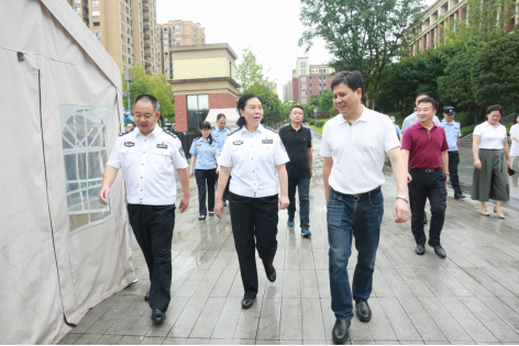7月5日 重庆市公安局副局长赵晓庄一行到我校视察高考考点准备工作156.png